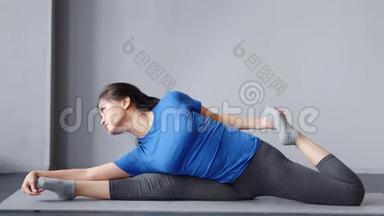 全射体操亚洲年轻女子在家或瑜伽馆做伸展运动